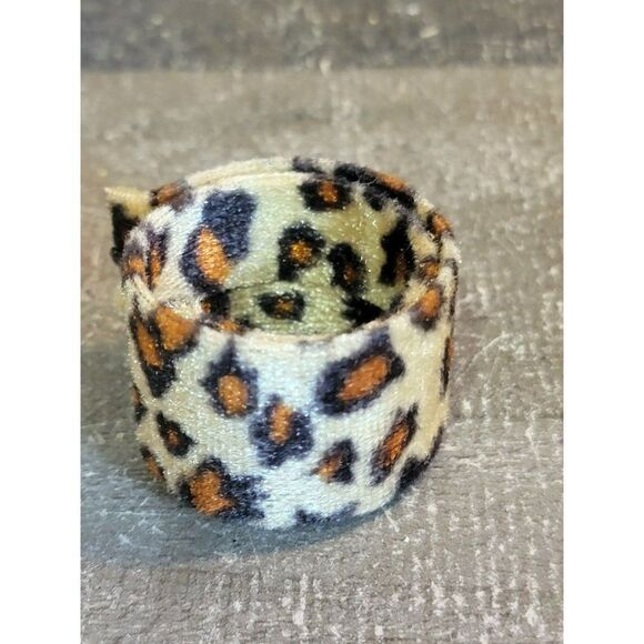 Plush cheetah felt slap bracelet youth accessory toy figure - Picture 4 of 4